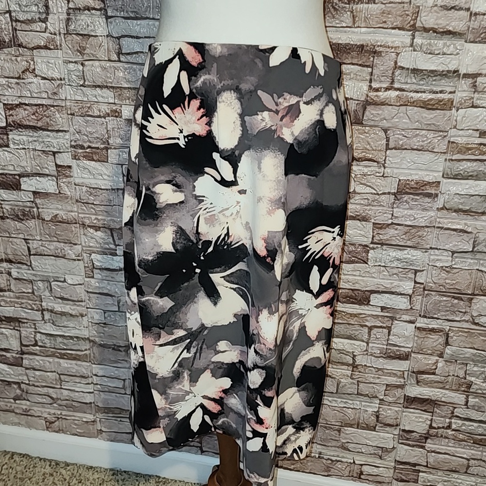 Ellen Tracy Floral Print  Skirt Brand New